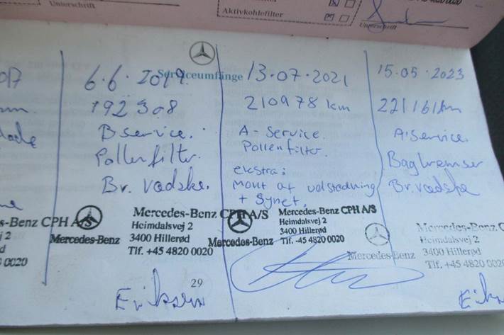 Sort Mercedes SLK230 fra 1997 set udefra