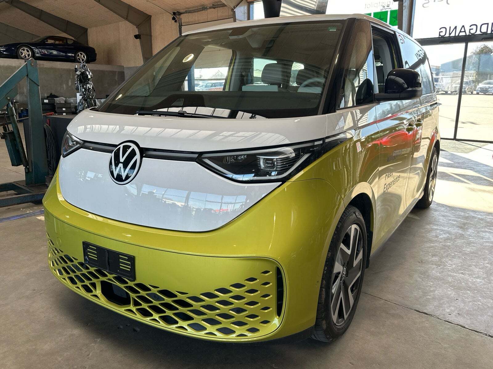 Gul VW ID.Buzz fra 2024 set udefra