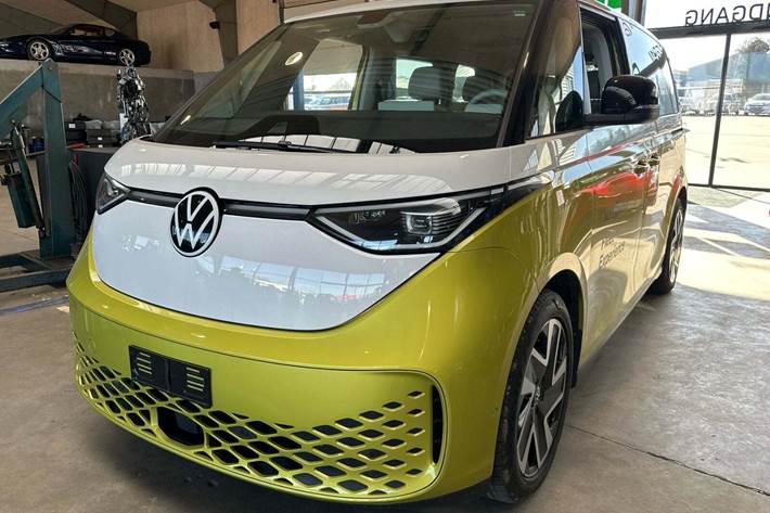 Gul VW ID.Buzz fra 2024 set udefra