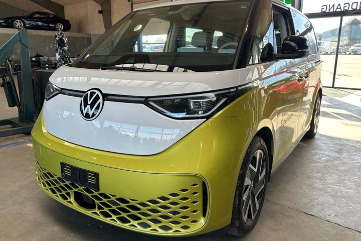 Gul VW ID.Buzz fra 2024 set udefra