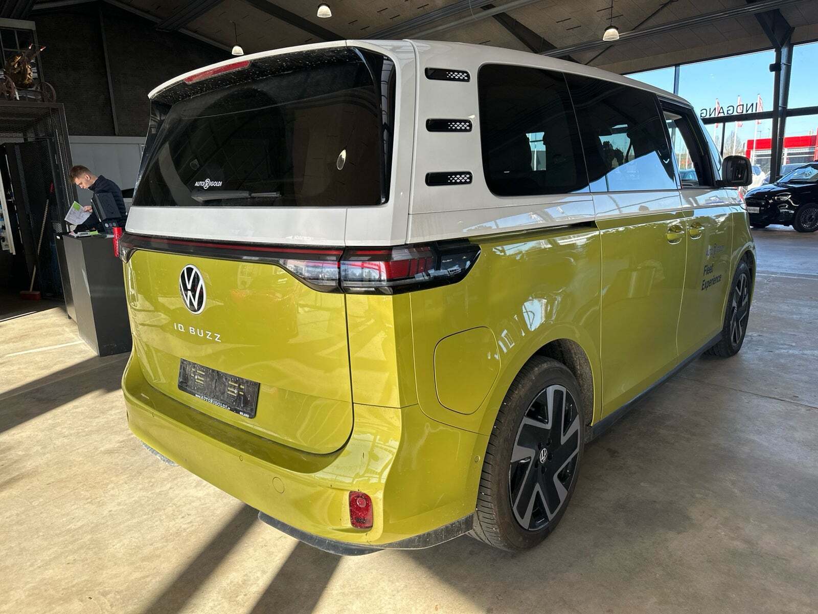 Gul VW ID.Buzz fra 2024