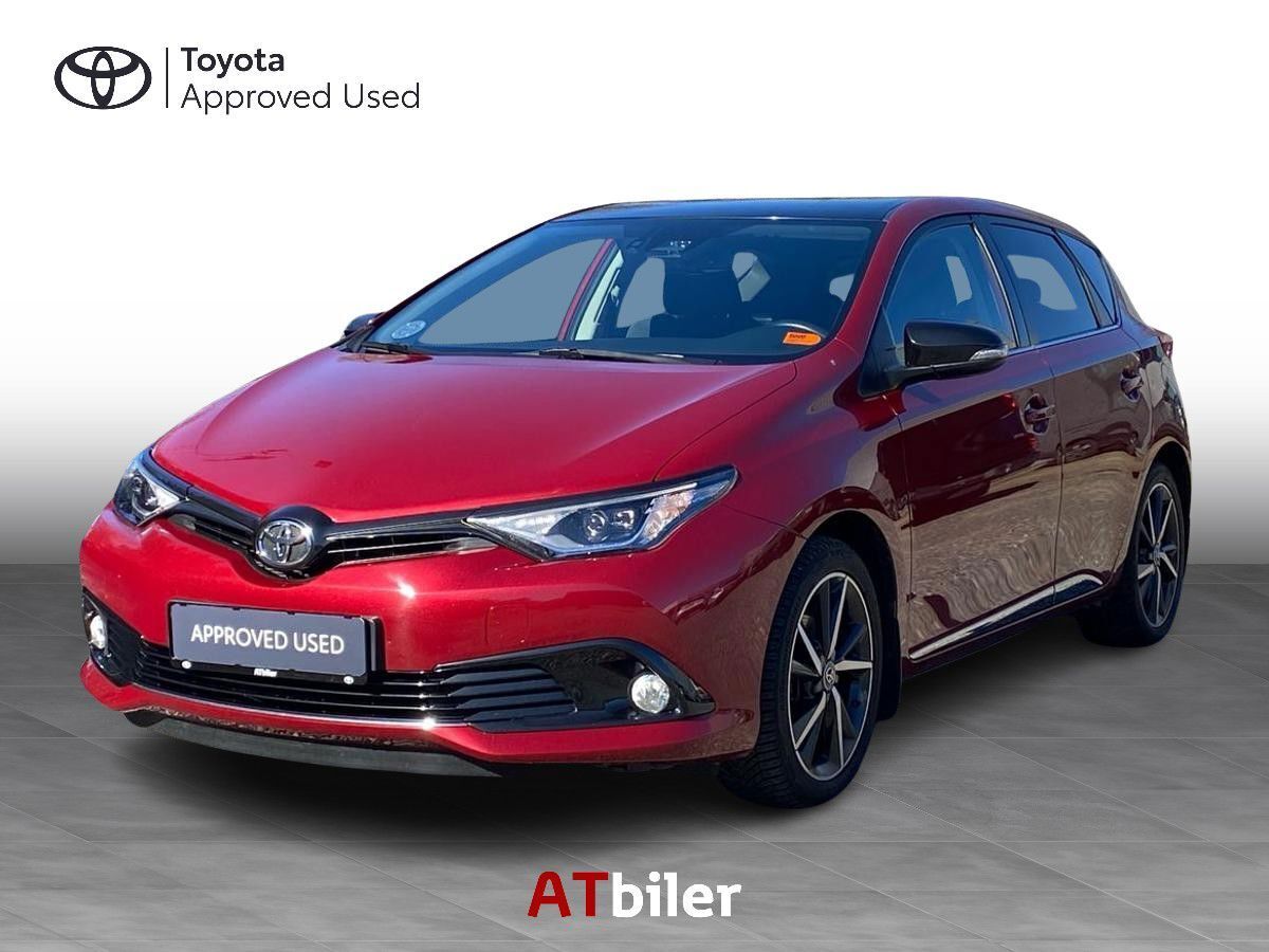 Rød Toyota Auris fra 2018 set udefra