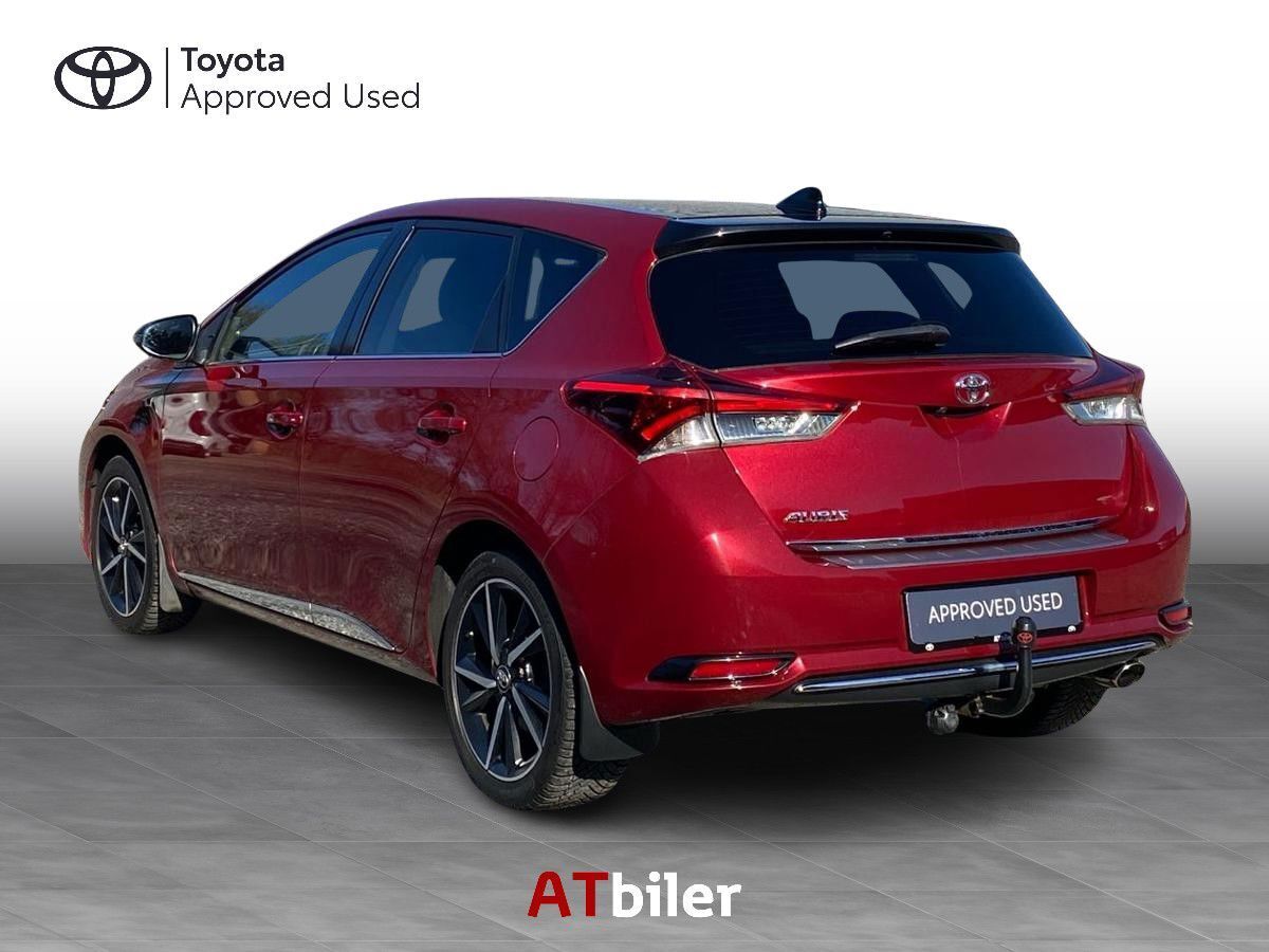 Rød Toyota Auris fra 2018