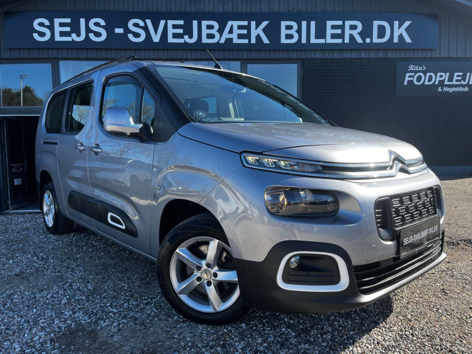 Grå Citroën Berlingo fra 2019 set udefra