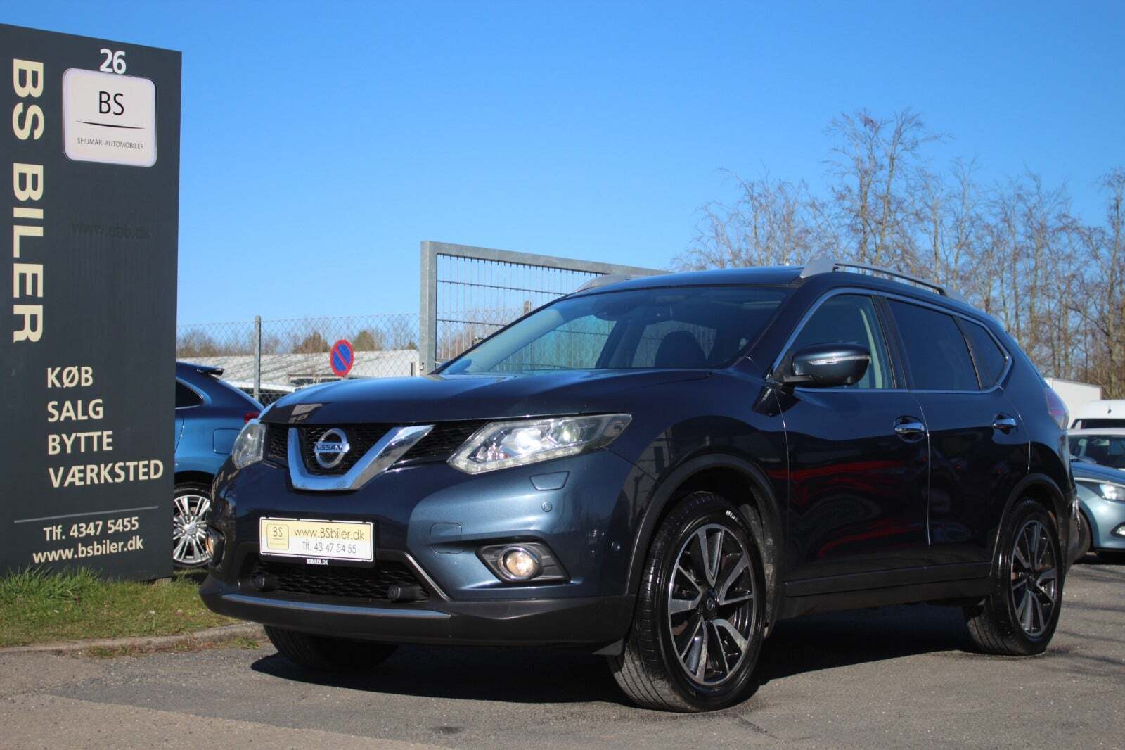 Blå Nissan X-Trail fra 2017 set udefra