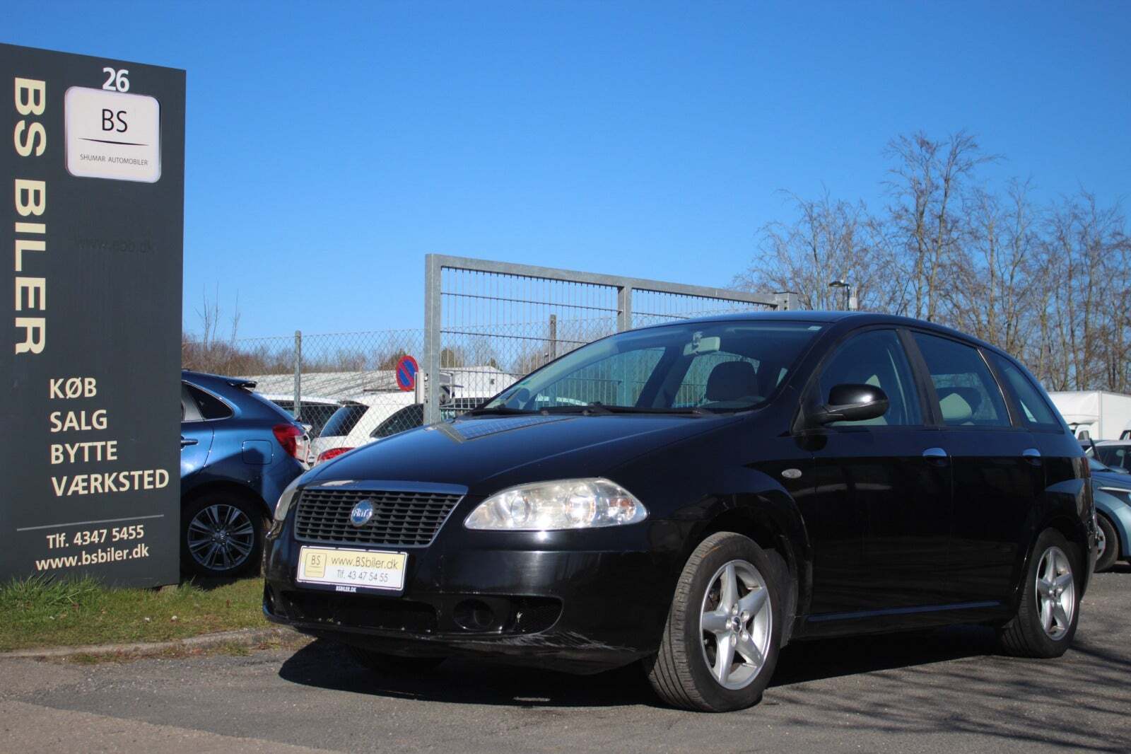 Sort Fiat Croma fra 2007 set udefra