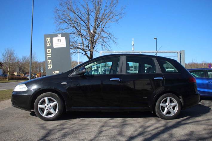 Sort Fiat Croma fra 2007 set udefra