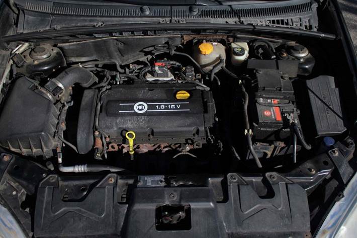 Sort Fiat Croma fra 2007 set udefra