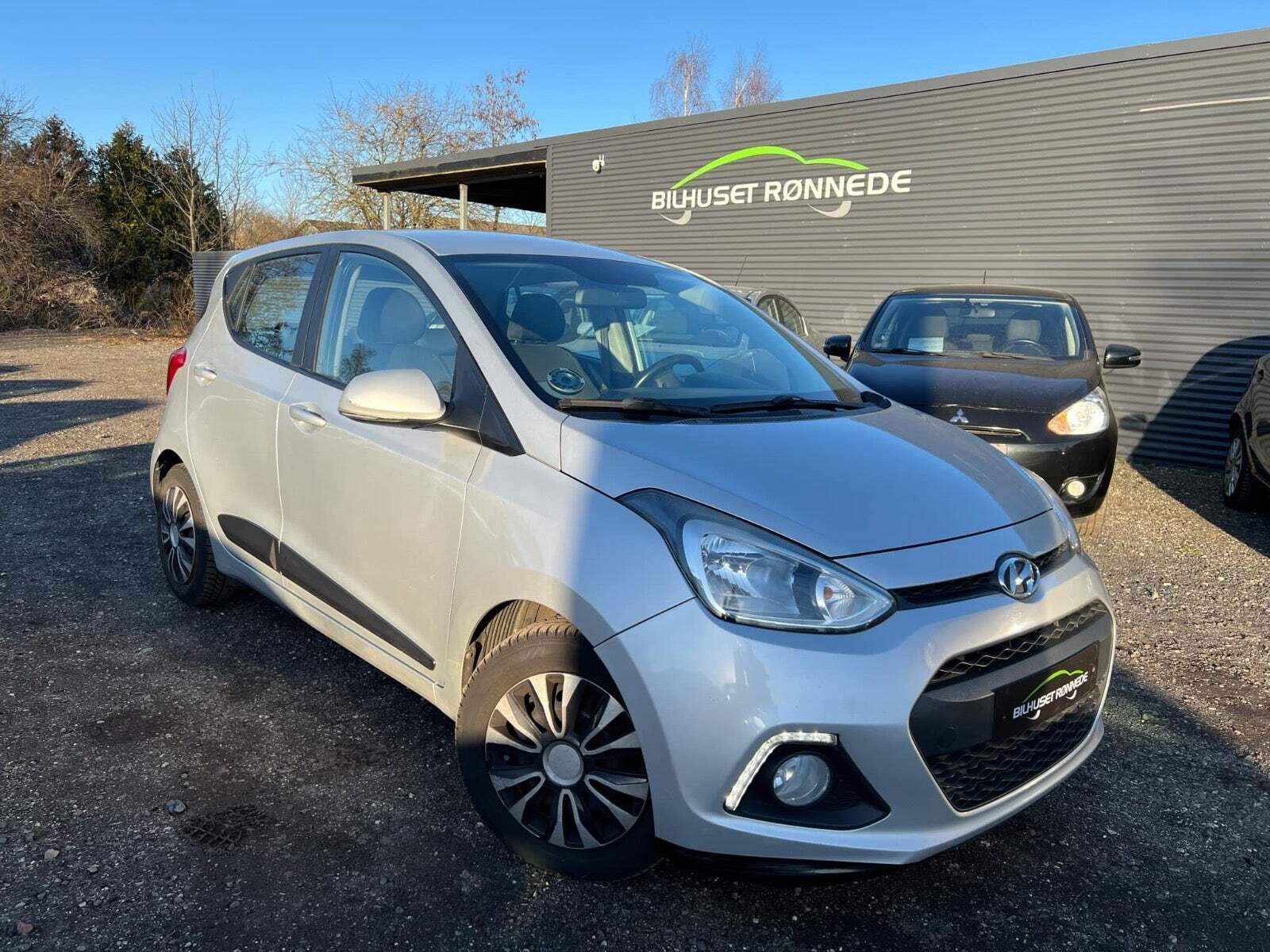 Sølv Hyundai i10 fra 2015 set udefra