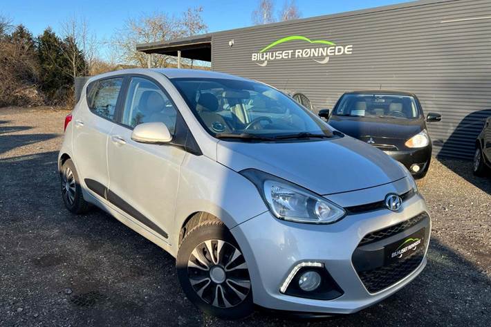 Sølv Hyundai i10 fra 2015 set udefra