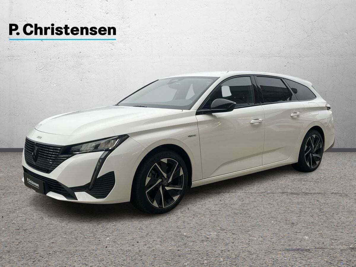Hvid Peugeot 308 fra 2023 set udefra