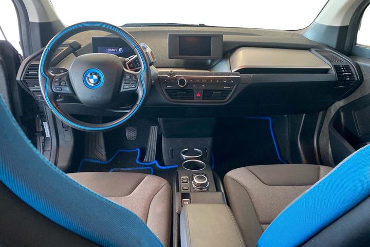 Hvid BMW i3s fra 2020 set indefra