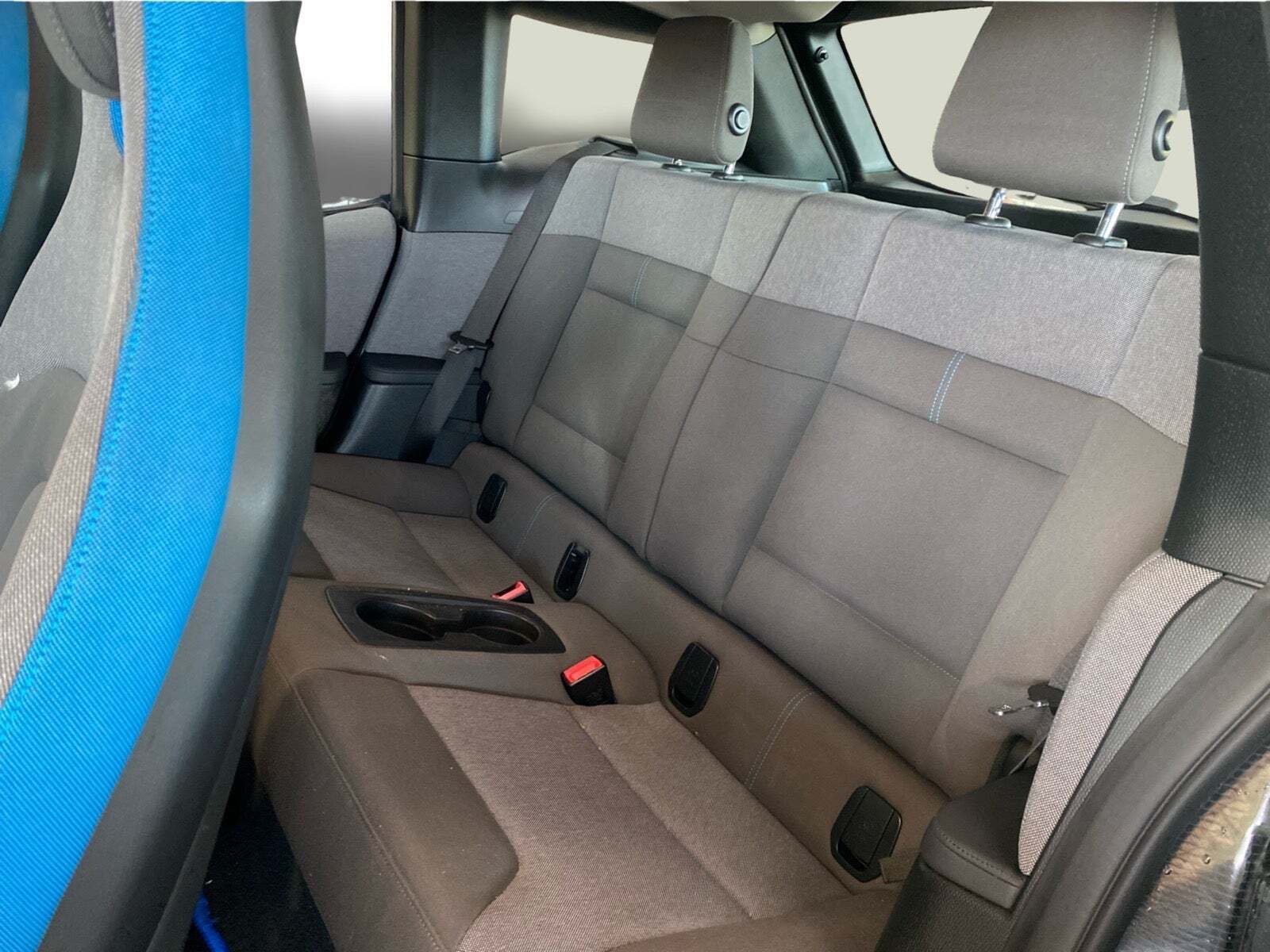 Hvid BMW i3s fra 2020 set indefra