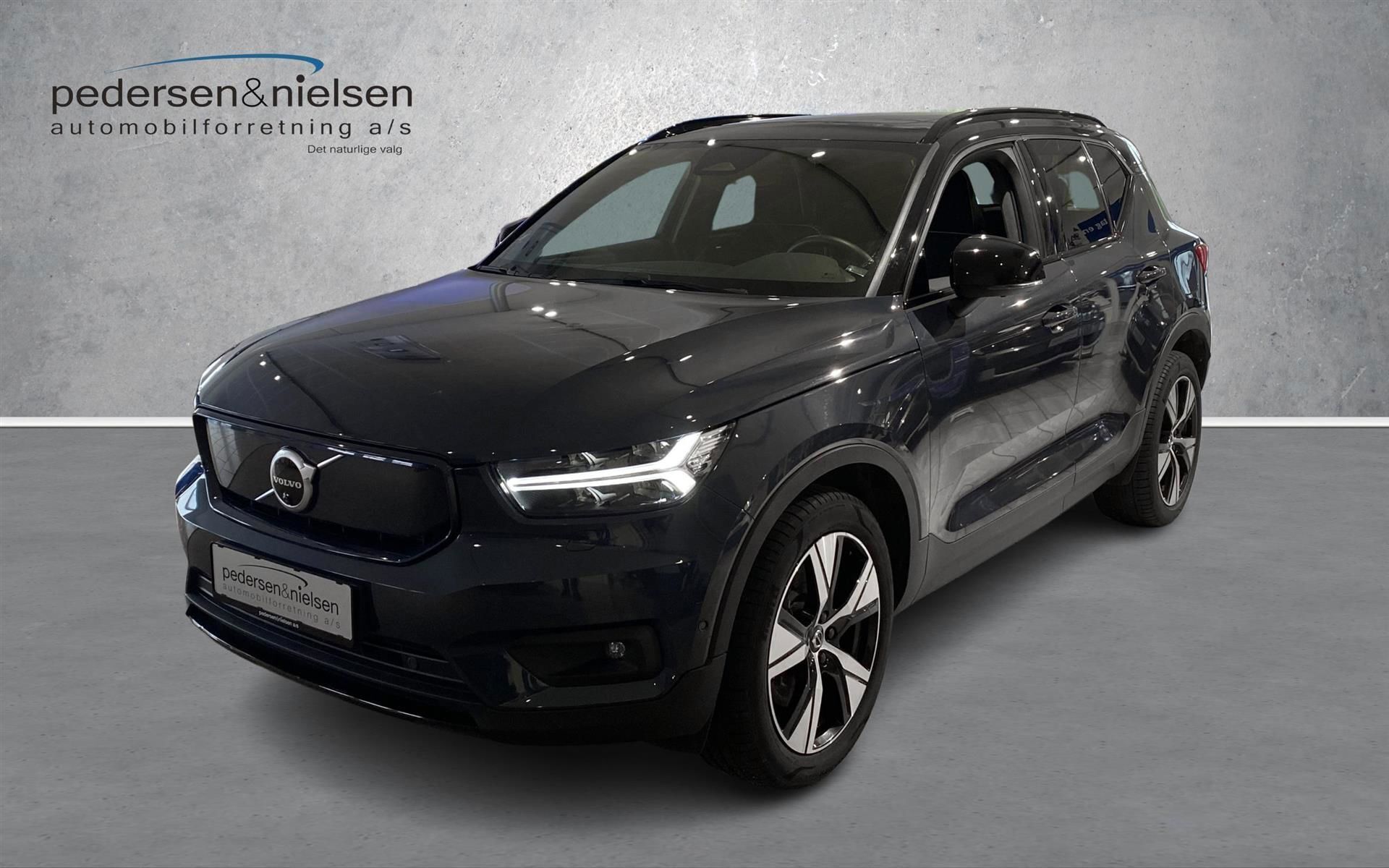 Blå Volvo XC40 fra 2021 set udefra