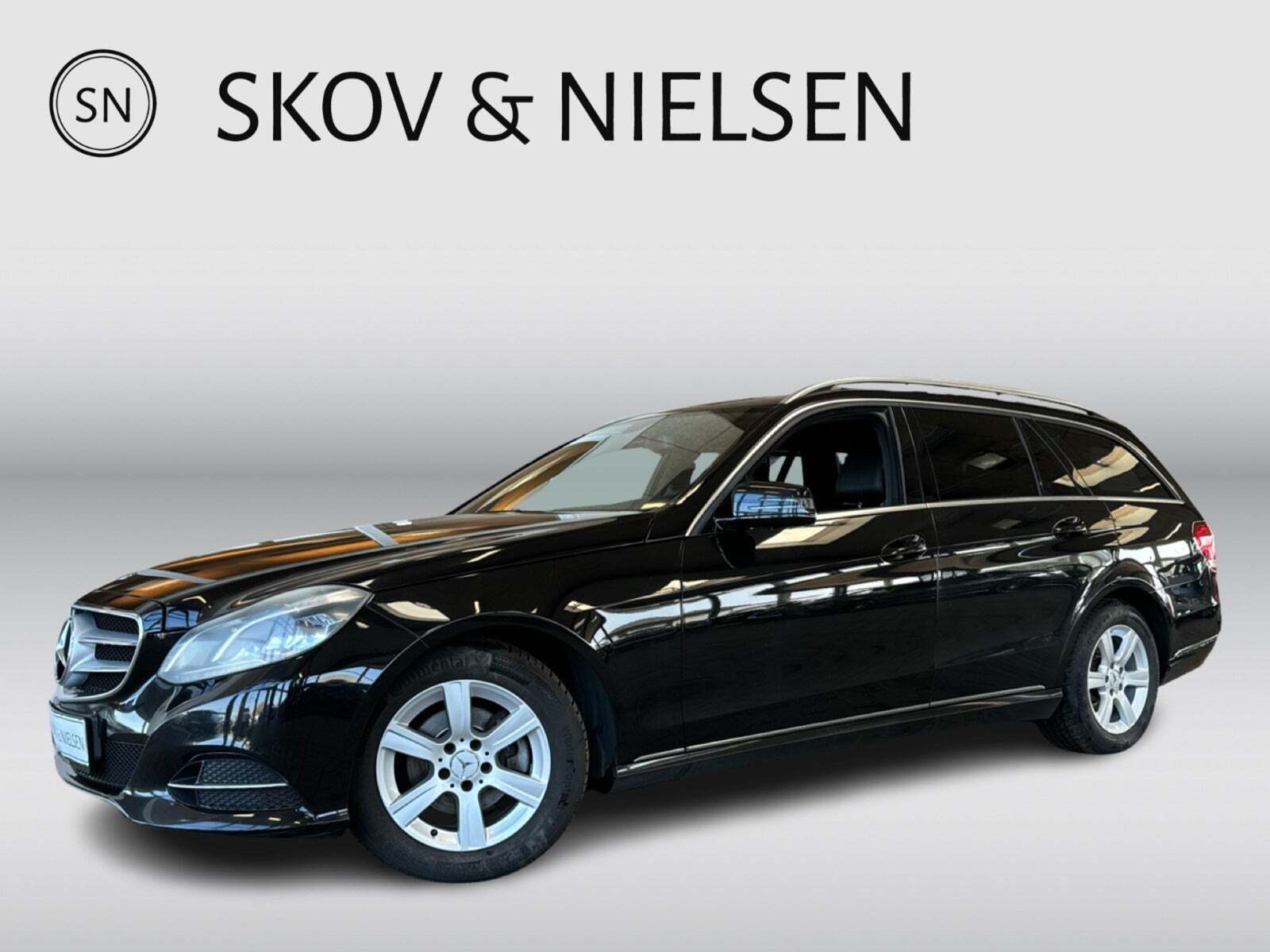 Sort Mercedes E220 fra 2014 set udefra