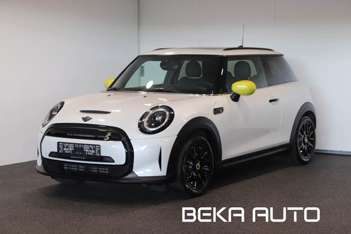 Hvid Mini Cooper SE fra 2023 set udefra