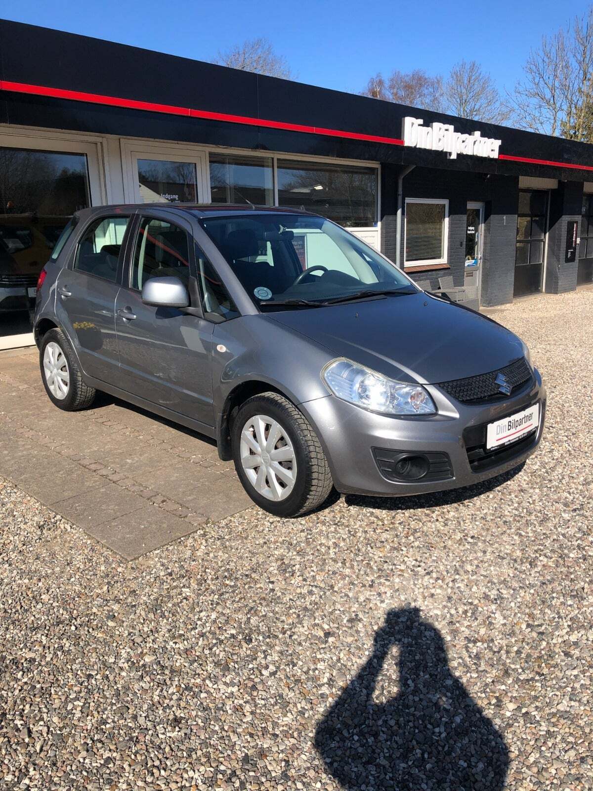 Grå Suzuki SX4 fra 2011