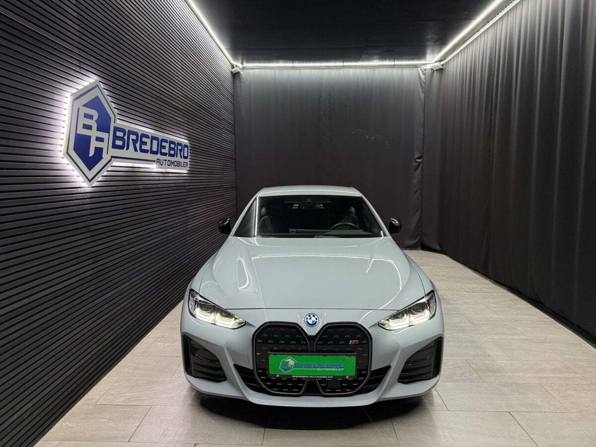 Grå BMW i4 fra 2024