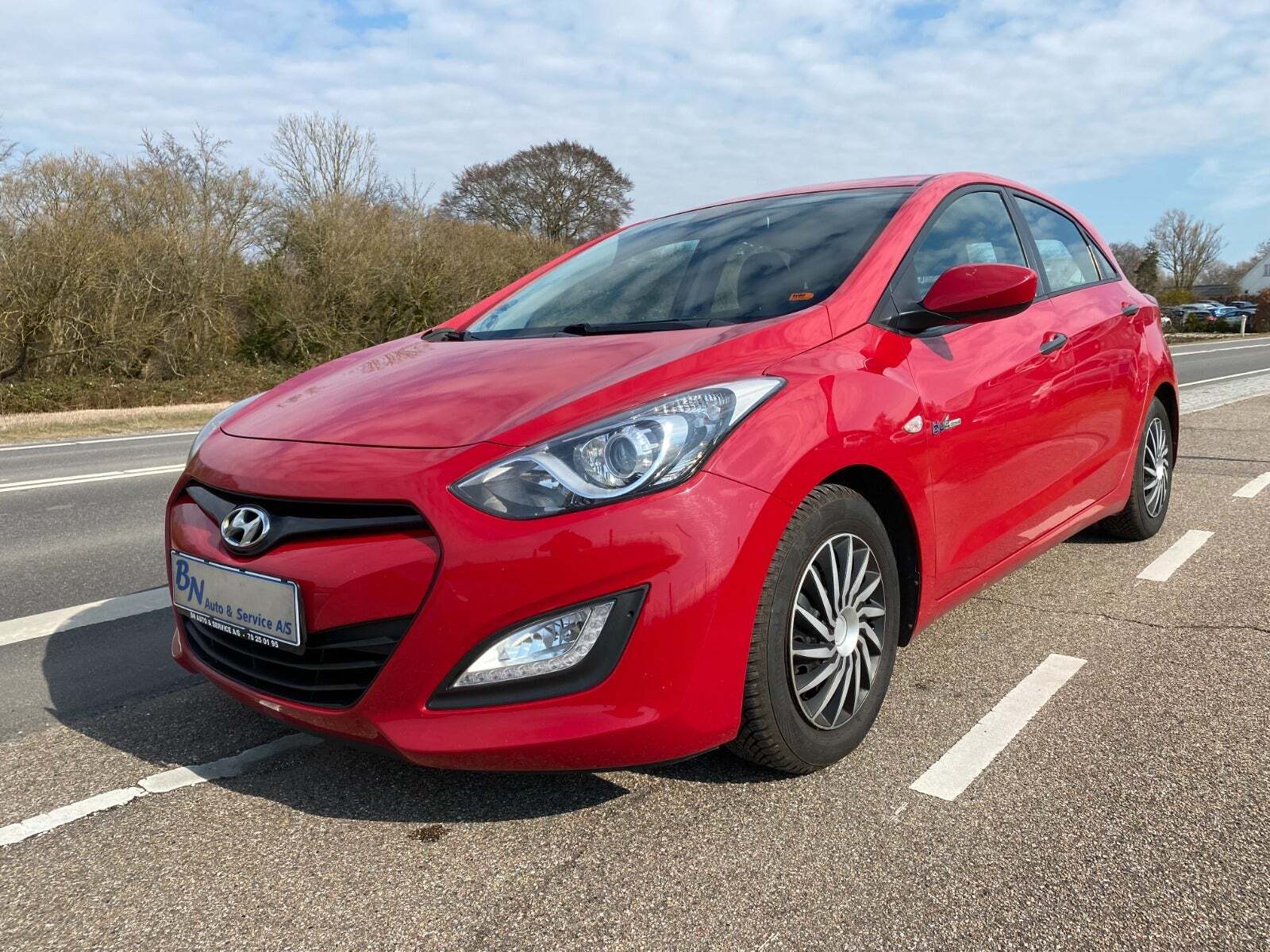 Rød Hyundai i30 fra 2012 set udefra