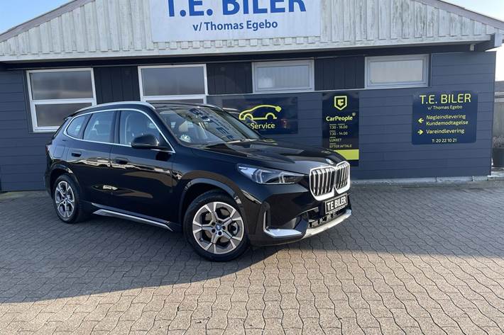 Sort BMW iX1 fra 2023 set udefra