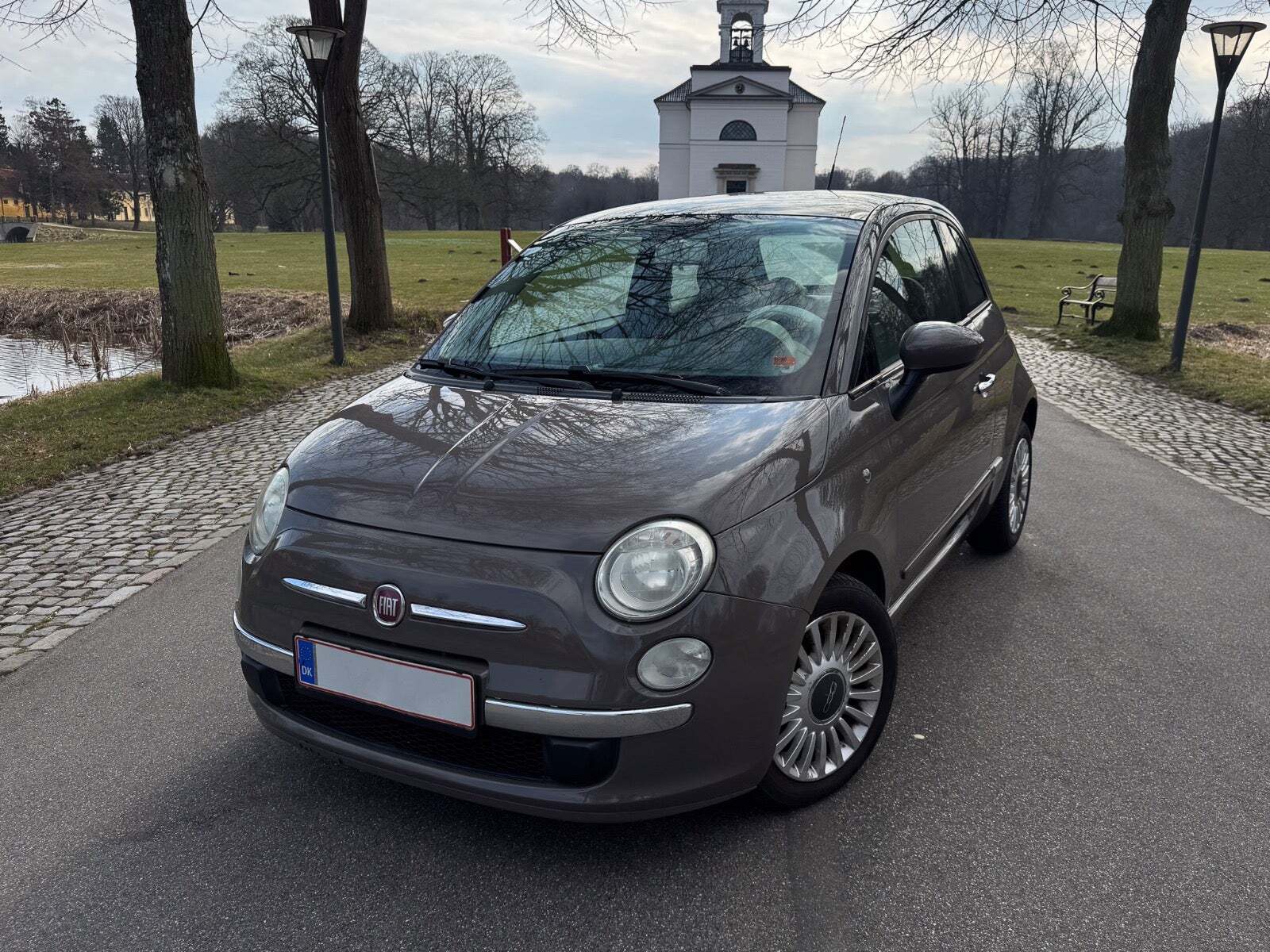 Grå Fiat 500 fra 2008 set udefra