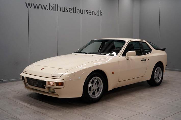 Beige Porsche 944 fra 1986 set udefra