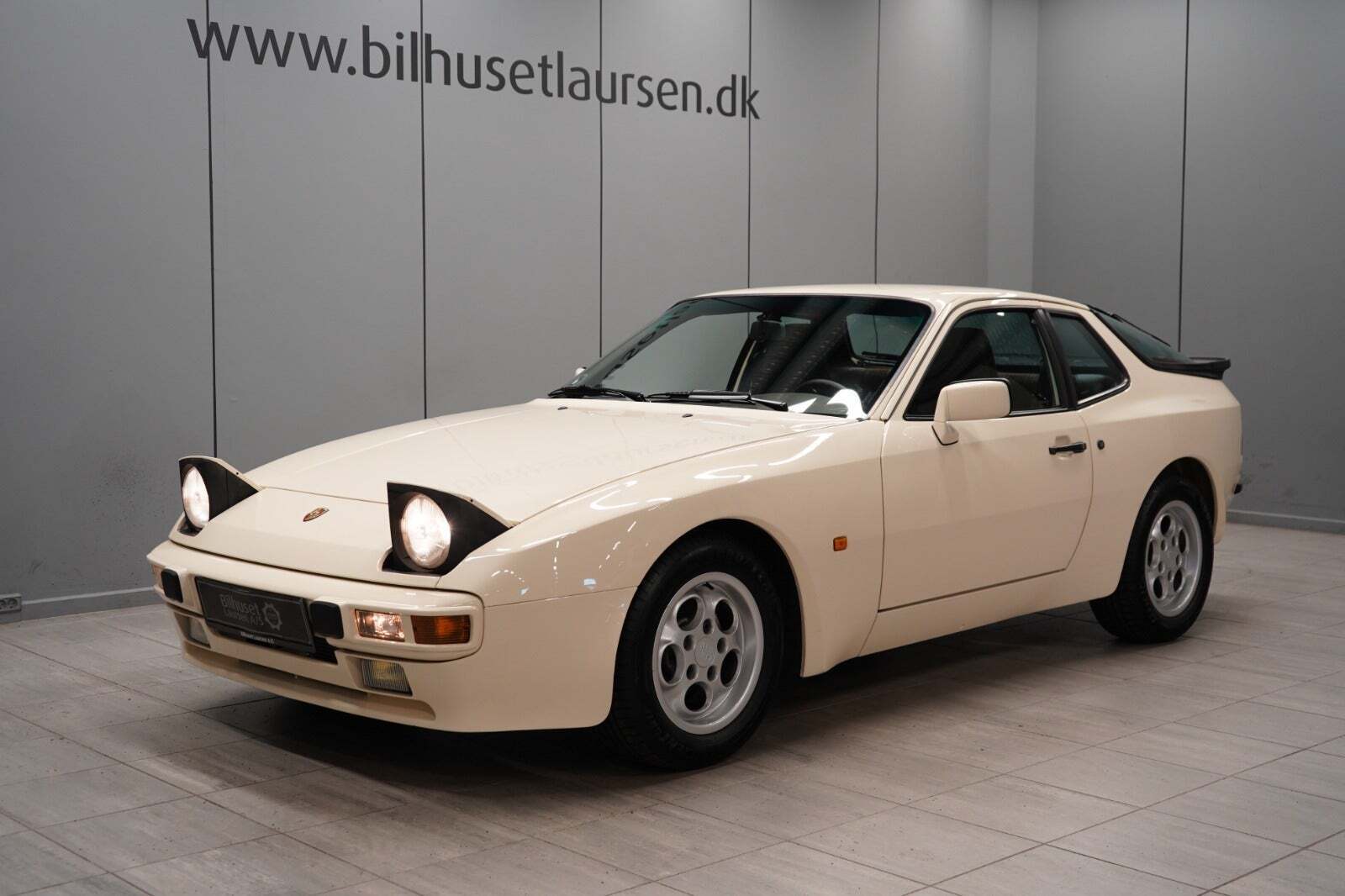 Beige Porsche 944 fra 1986 set udefra