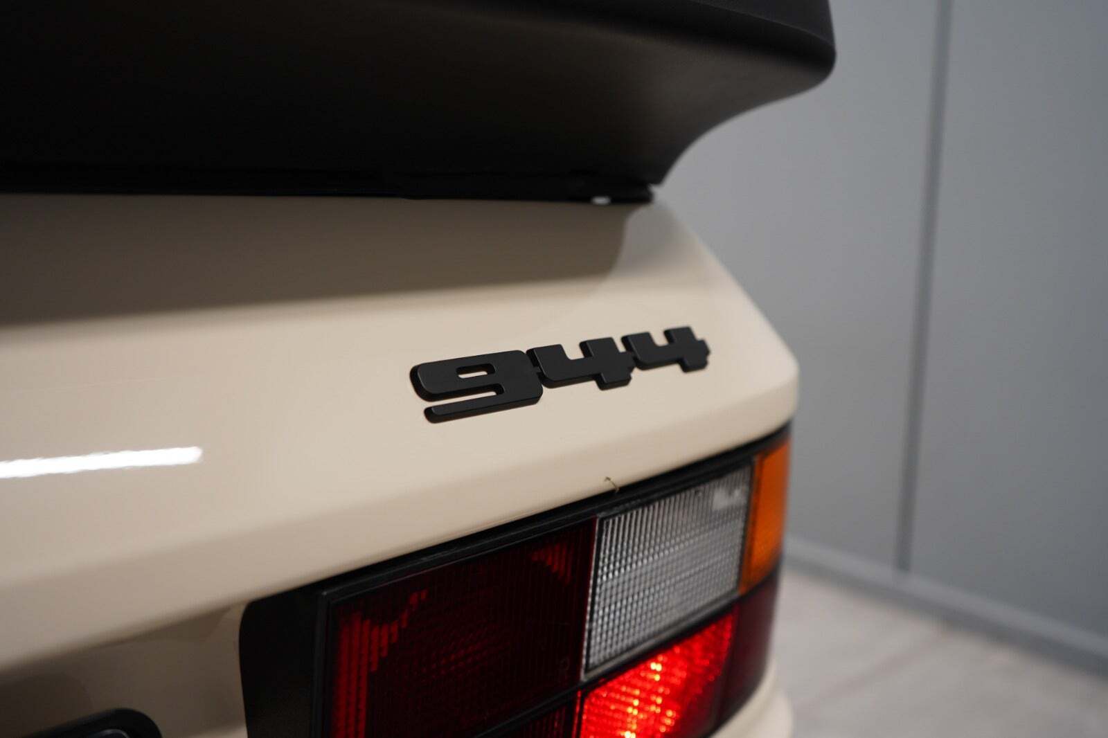 Beige Porsche 944 fra 1986 set udefra