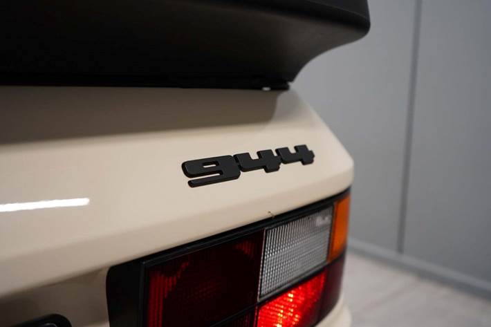 Beige Porsche 944 fra 1986 set udefra