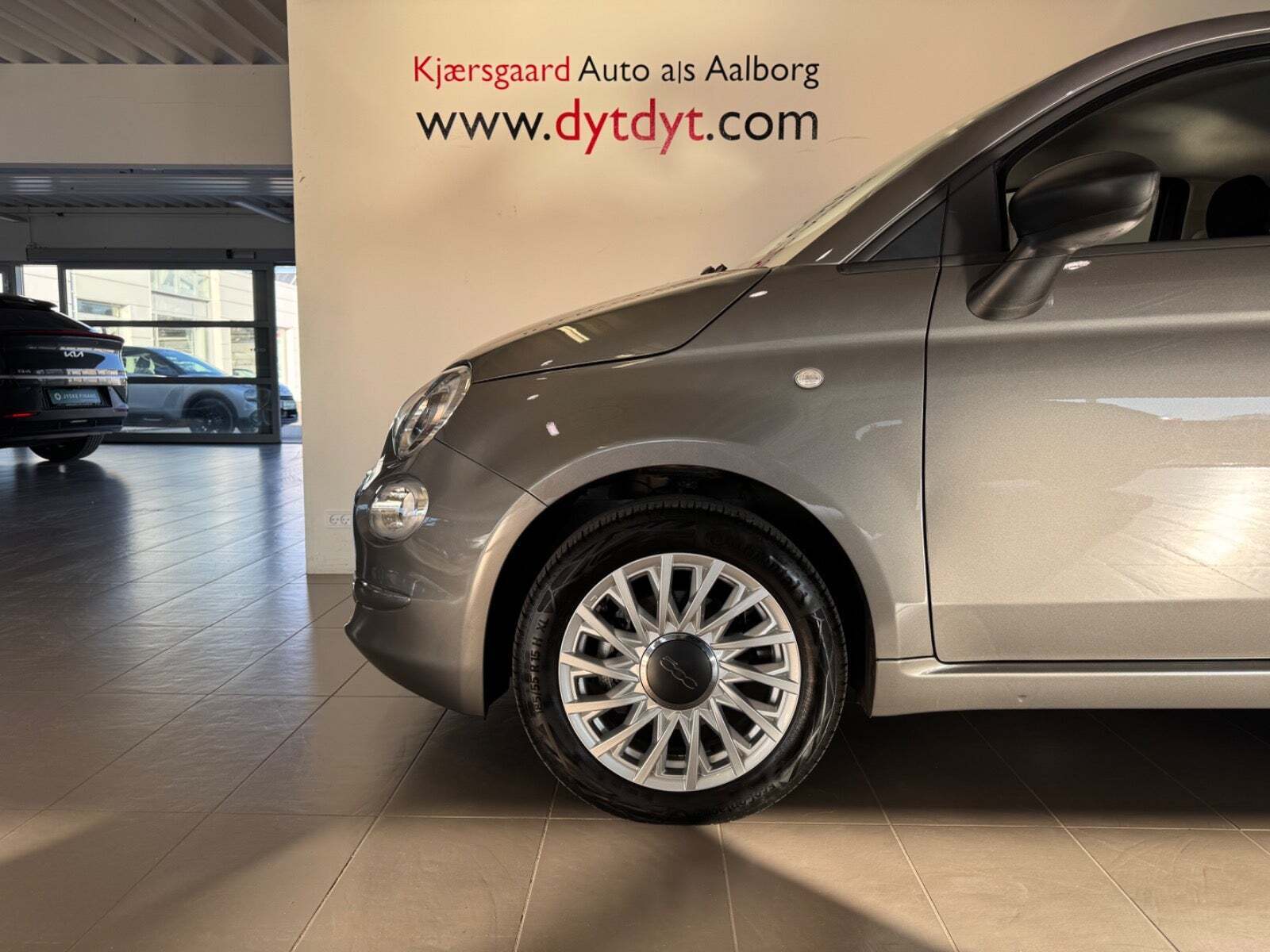 Grå Fiat 500 fra 2024