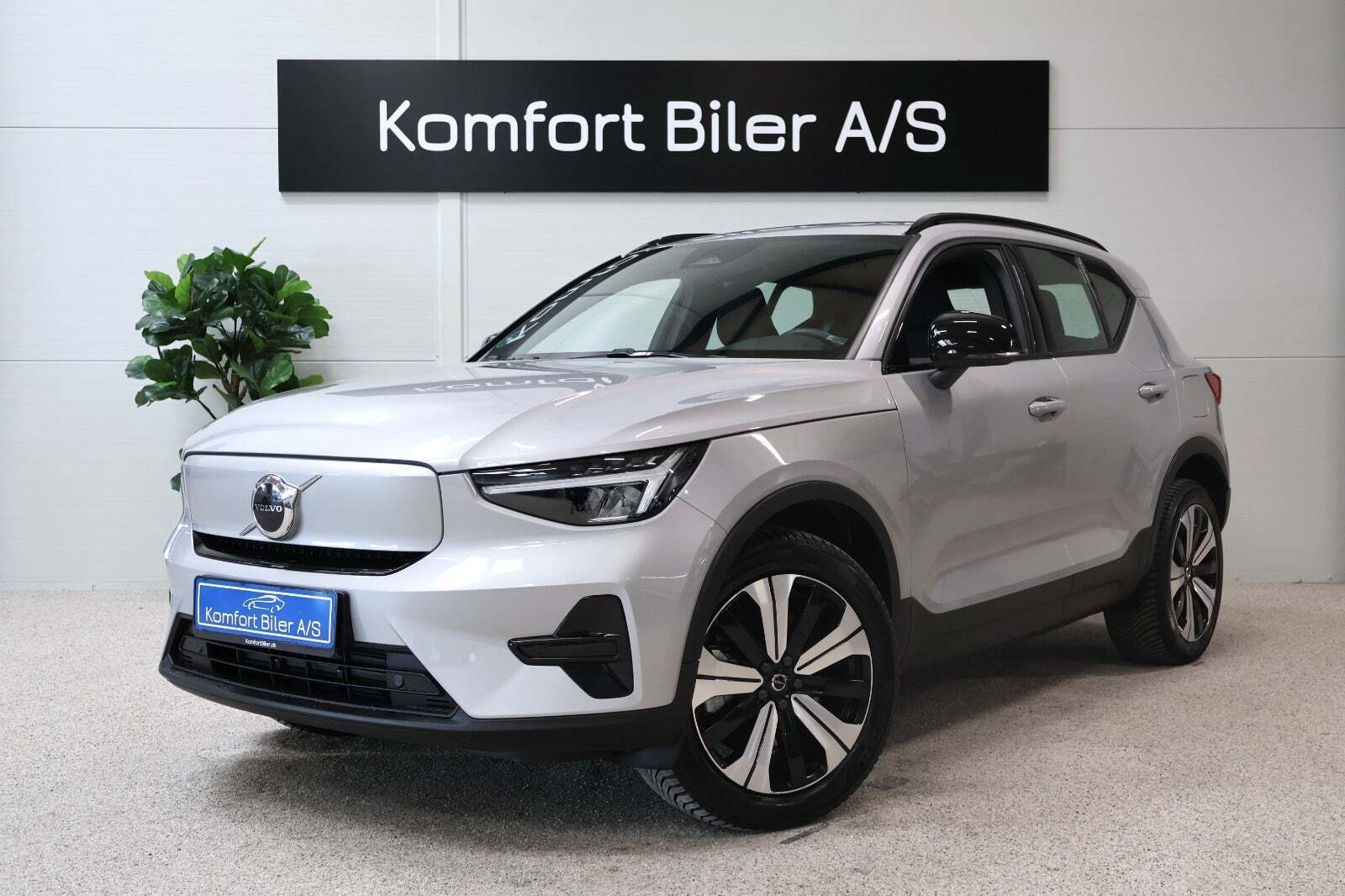 Sølv Volvo XC40 fra 2023 set udefra