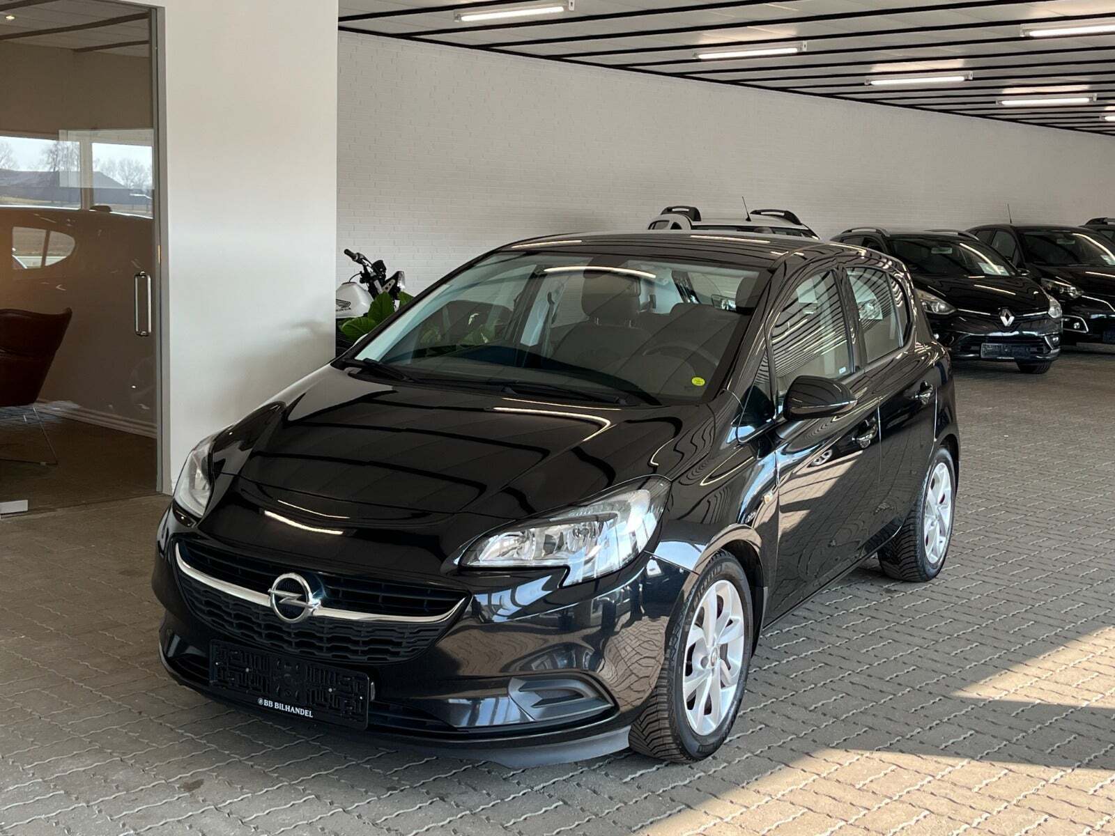 Sort Opel Corsa fra 2017 set udefra