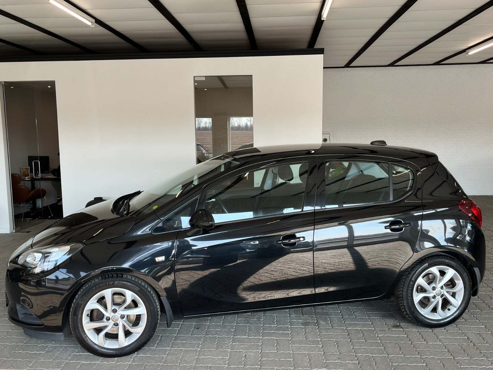 Sort Opel Corsa fra 2017