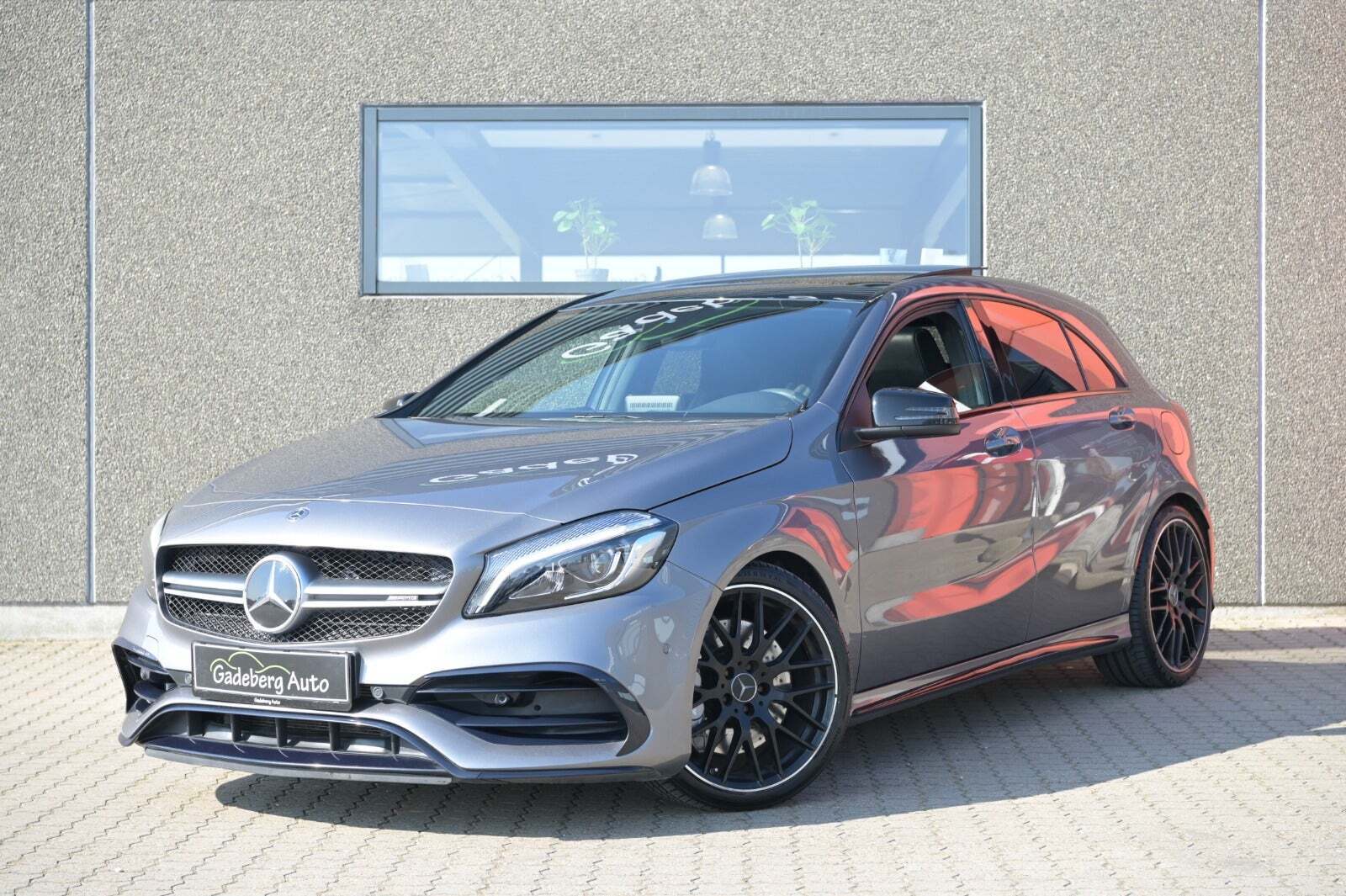 Grå Mercedes A45 fra 2017