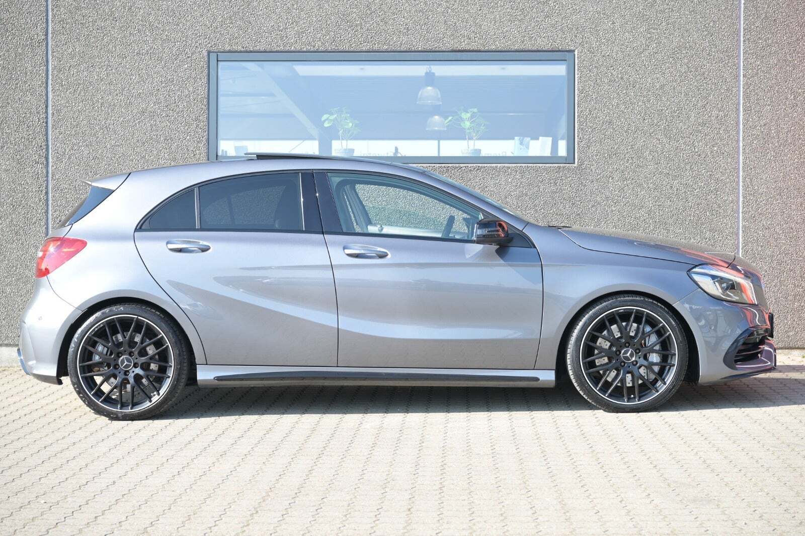 Grå Mercedes A45 fra 2017
