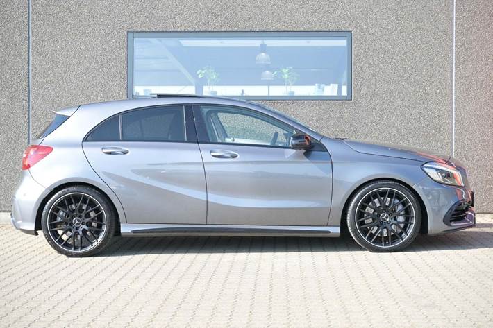 Grå Mercedes A45 fra 2017