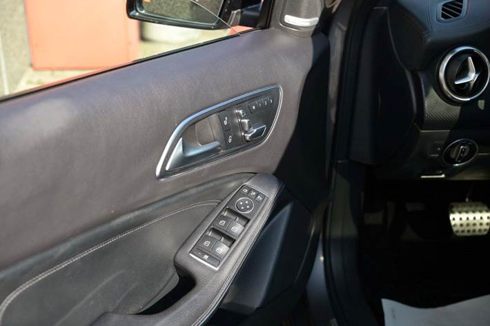 Grå Mercedes A45 fra 2017