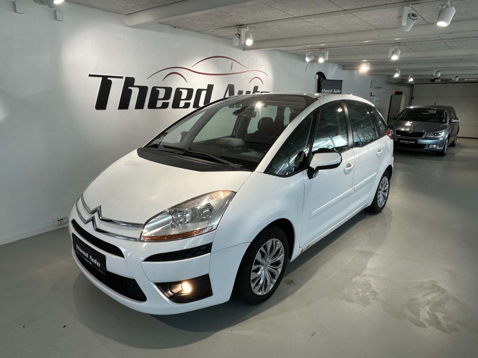 Hvid Citroën C4 Picasso fra 2008 set udefra