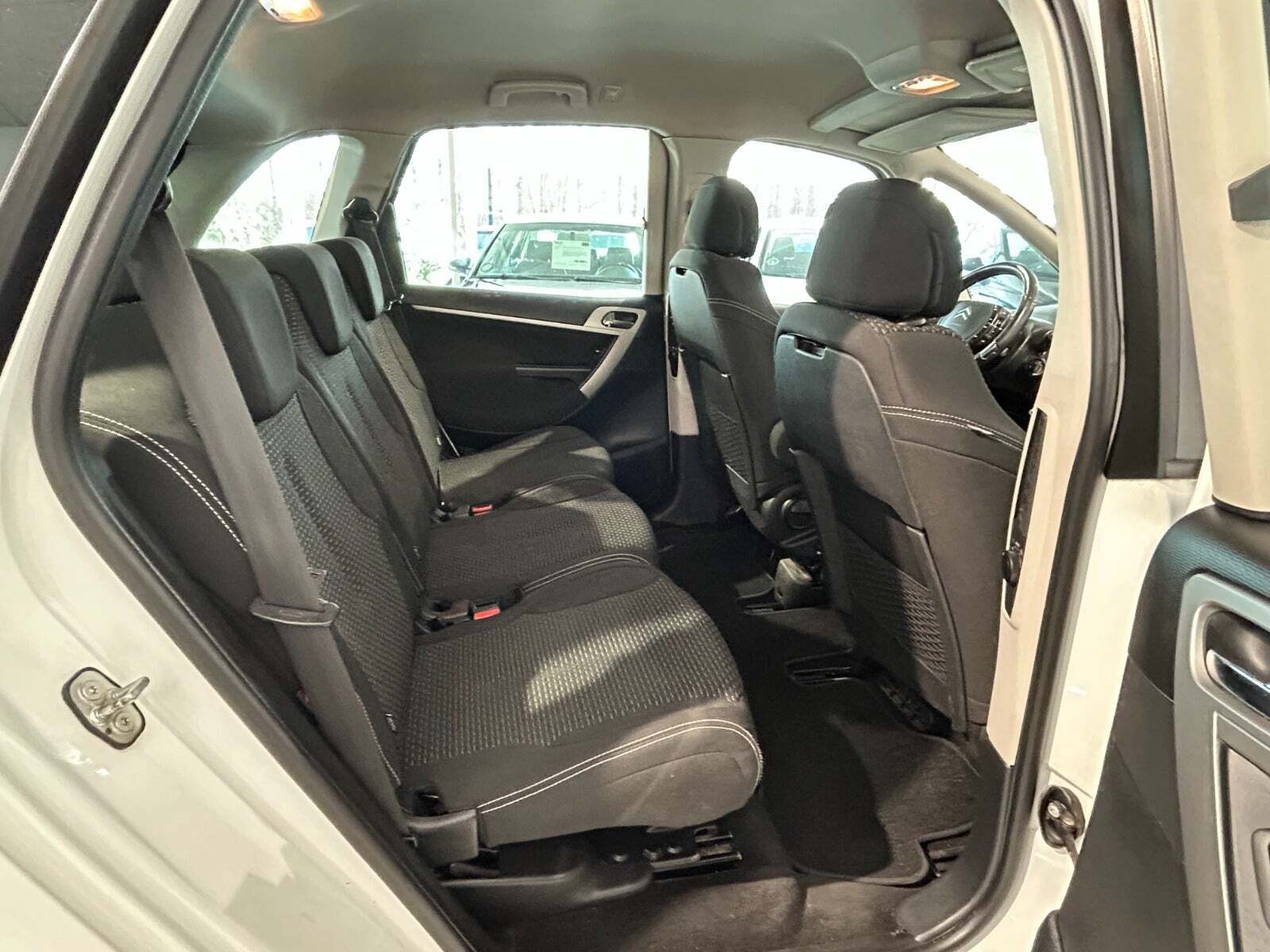 Hvid Citroën C4 Picasso fra 2008 set indefra