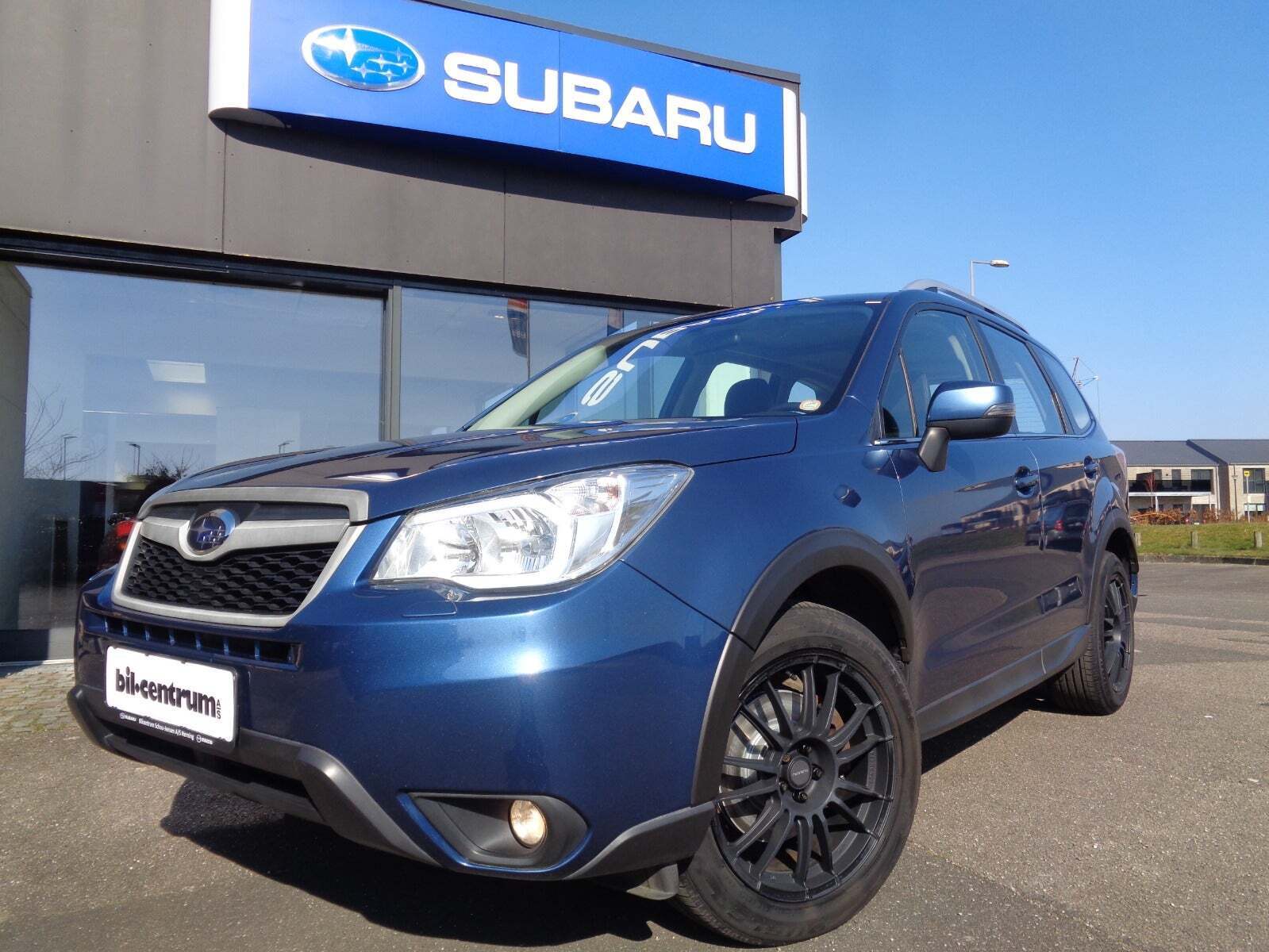 Blå Subaru Forester fra 2013 set udefra