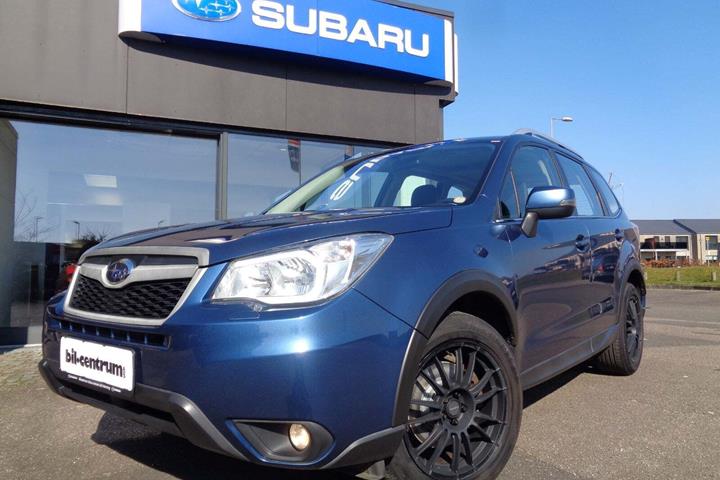 Blå Subaru Forester fra 2013 set udefra