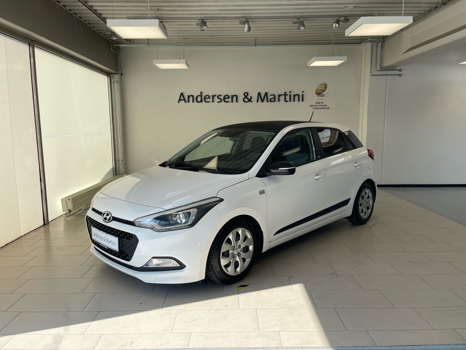 Hvid Hyundai i20 fra 2015 set udefra