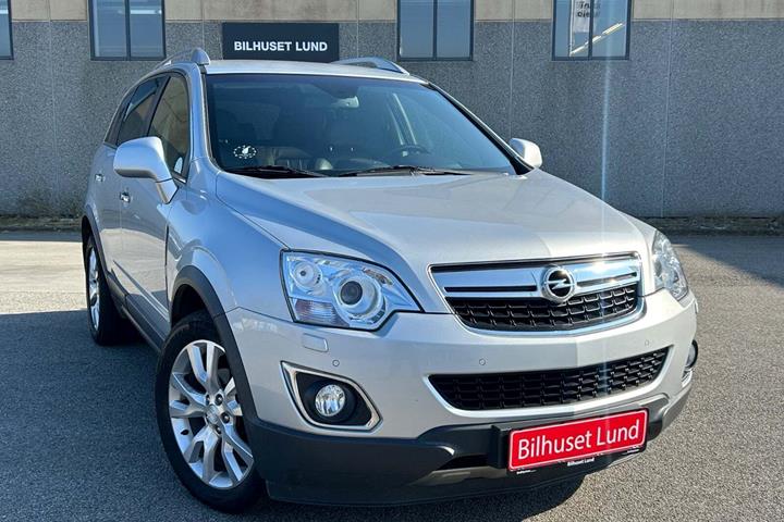 Sølv Opel Antara fra 2013 set udefra