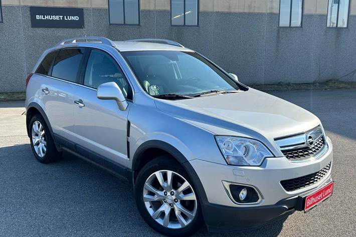 Sølv Opel Antara fra 2013 set udefra