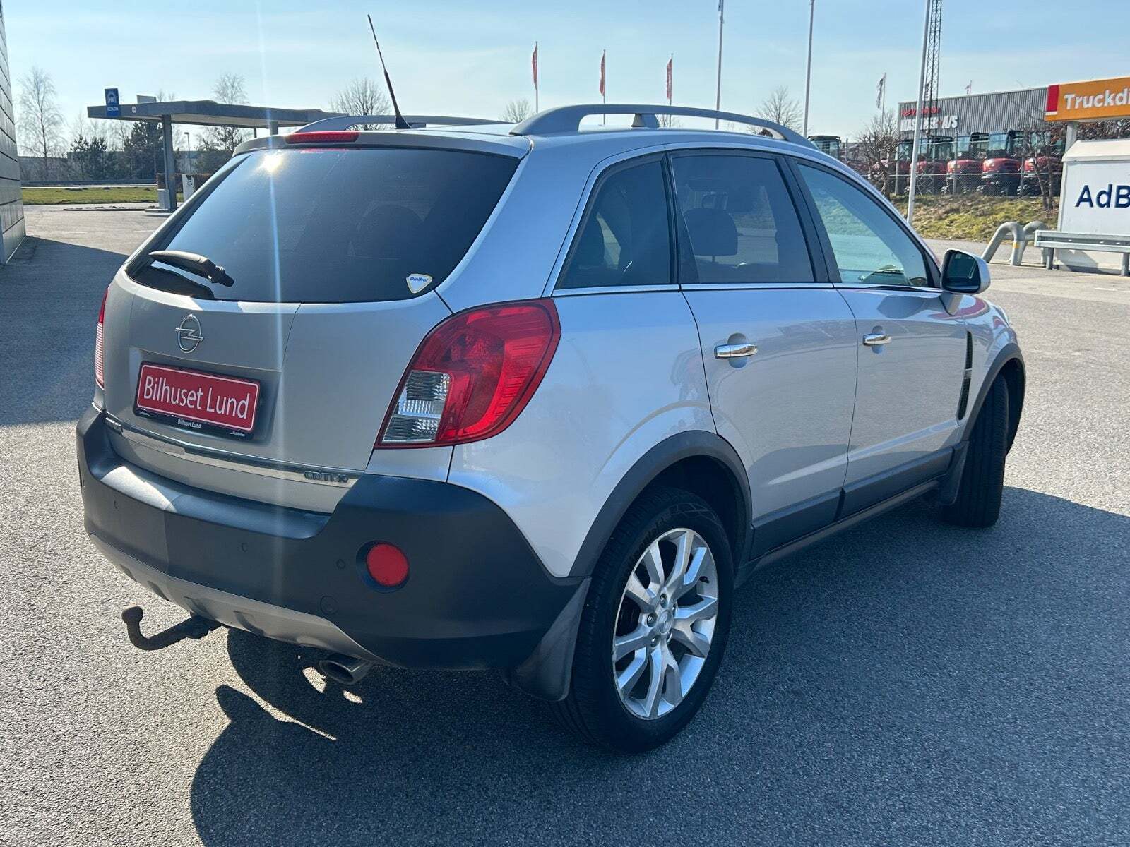 Sølv Opel Antara fra 2013 set udefra