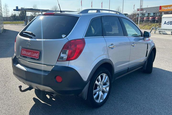 Sølv Opel Antara fra 2013 set udefra