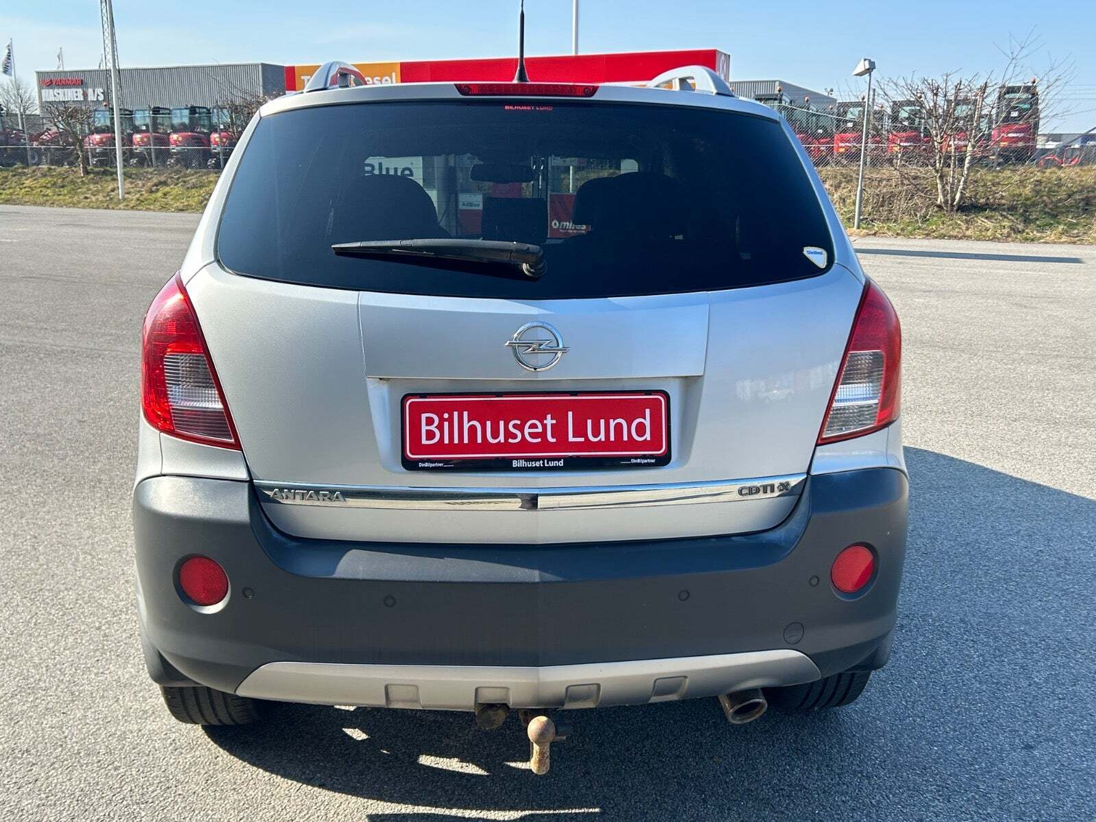 Sølv Opel Antara fra 2013 set udefra