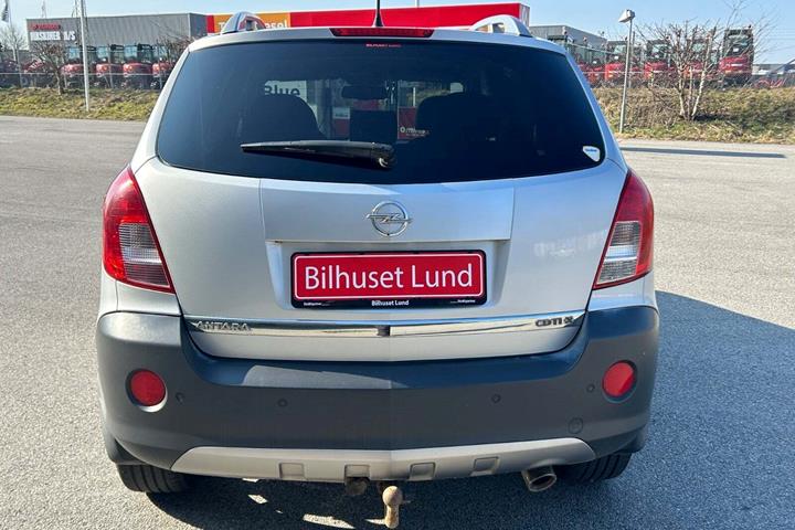 Sølv Opel Antara fra 2013 set udefra