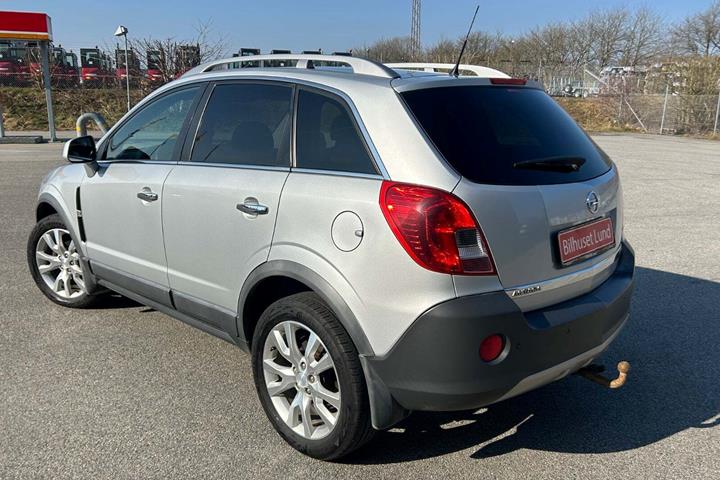Sølv Opel Antara fra 2013 set udefra