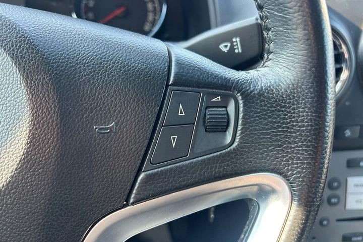 Sølv Opel Antara fra 2013 set indefra